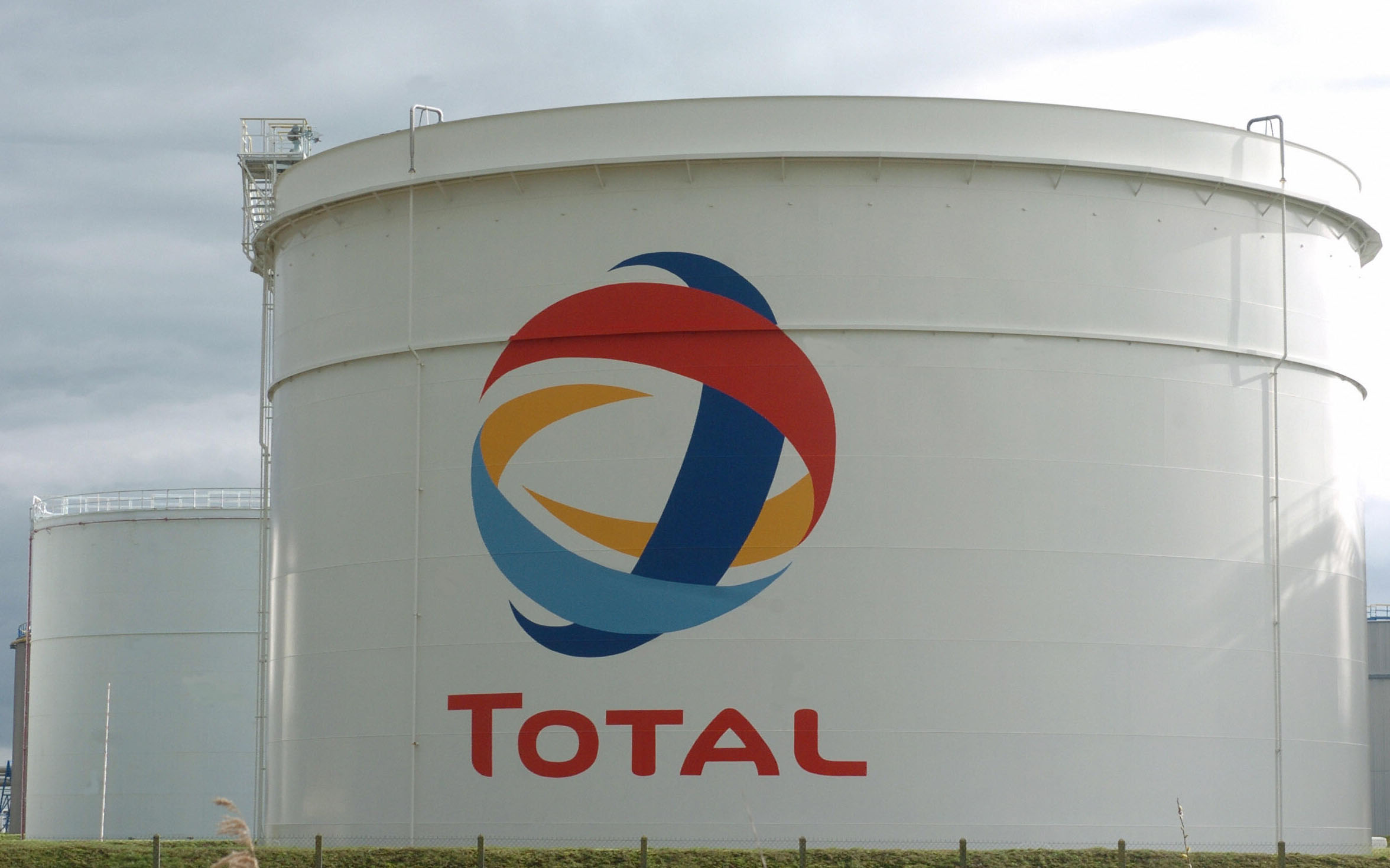 Total company. Французская нефтяная компания total. Тотал компания Франция. Французская Тоталь. Тоталь нефтяная компания.