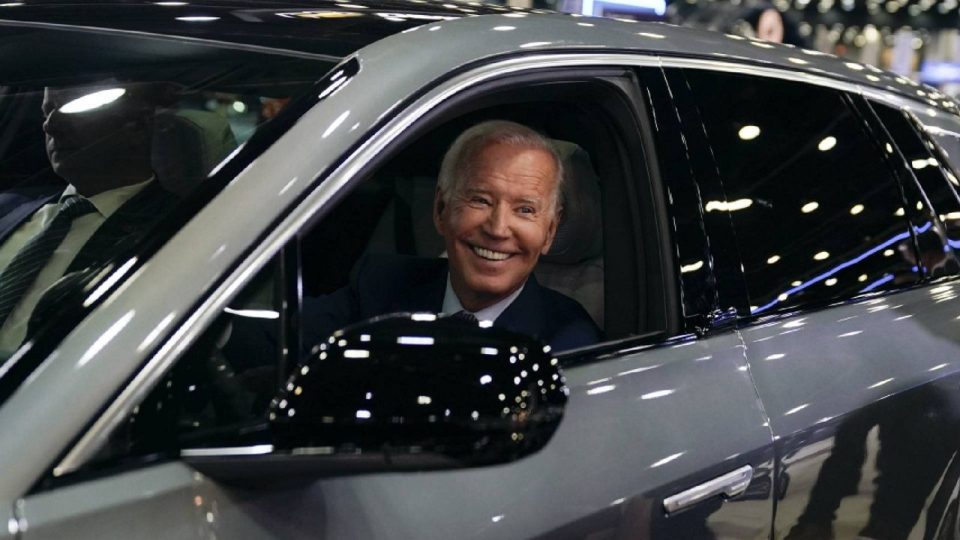 President Biden Announces $900 Million for EV Charging_eq