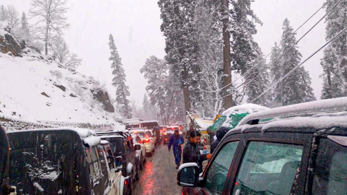 Atal Tunnel Snow Block Leaves 1,000+ Vehicles Stranded